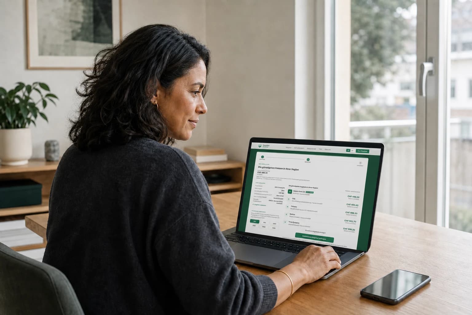 Person comparing health-insurance premiums with the Franchiserechner on a laptop